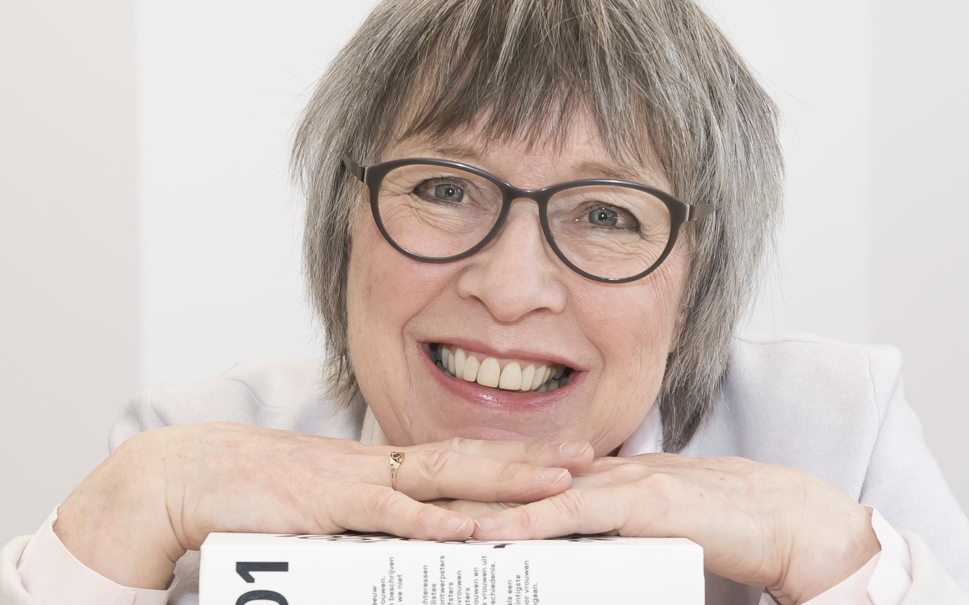 Els Kloek bespreekt in Gorechthuis in Haren ‘1001 vrouwen in de 20ste